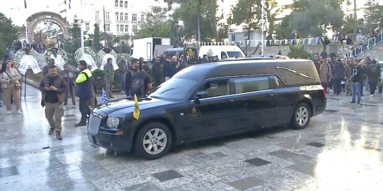 «Σήκω Βασίλη να μας τραγουδήσεις»: Με κλάματα και χειροκροτήματα το τελευταίο «αντίο» στον άρχοντα της πίστας – Μέχρι το βράδυ το λαϊκό προσκύνημα